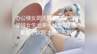 大哥的巨乳尤物，黑丝情趣露脸大秀直播，把鸡巴都夹没了，这奶子能玩一年揉捏变形，呼大哥脸上真刺激舔鸡巴