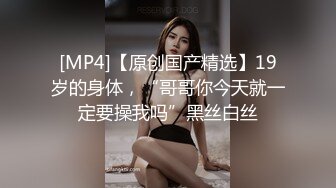 《魔手☛外购☀️极品CP》美女如云商场女_厕逼脸同框正面偸拍超多年轻小姐姐小少妇方便，牛仔短裤美少女的干净白虎逼简直太顶了 (2)